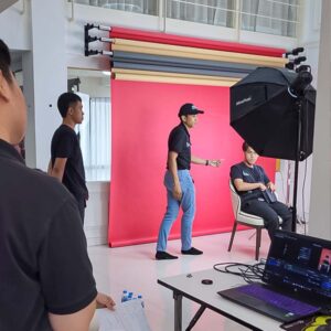 ผลงานการติดตั้งไฟ และฉากหลังเพิ่มเพิ่มสีสันและลูกเล่นให้กับห้องสตูดิโอเดิม ของเพจครูซ่าพารวย