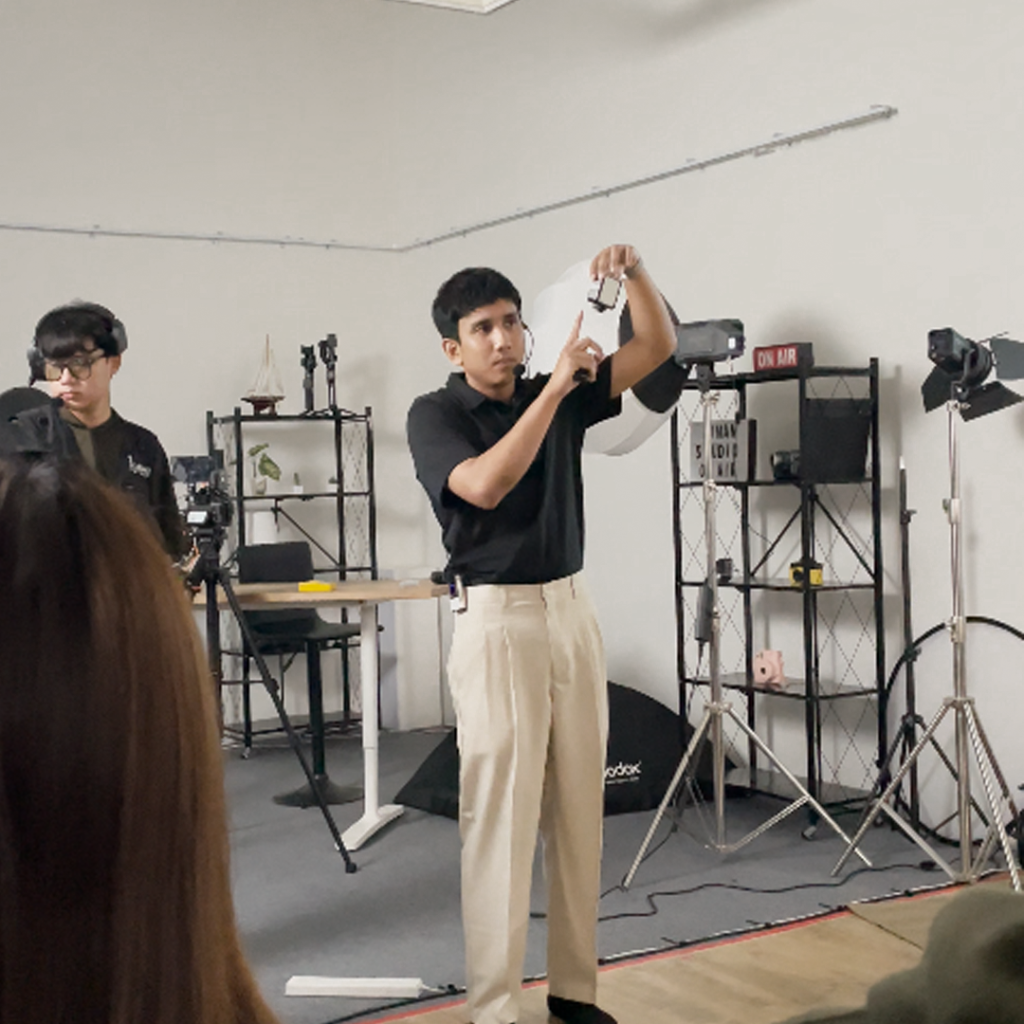 เทคนิคจัดแสง-ตั้งค่ากล้อง บริษัท Mission to The Moon